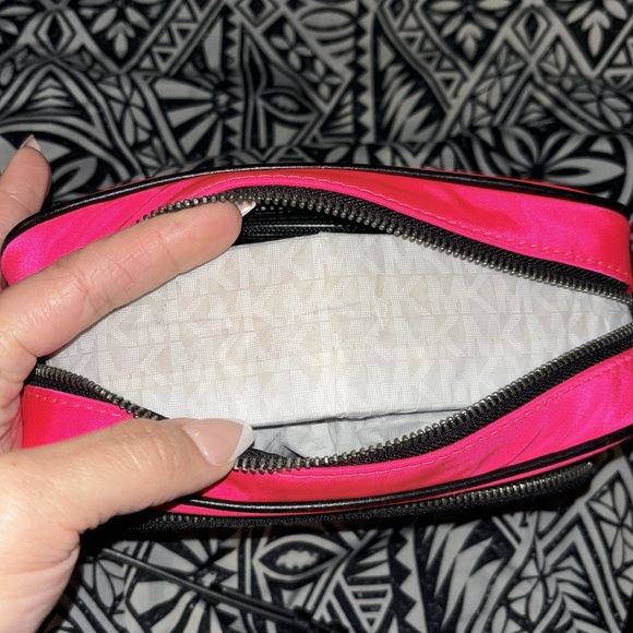 MICHAEL Michael Kors Leila Camera Bag Style Crossbody Neon Pink Black Strap NWT - Picture 2 of 10